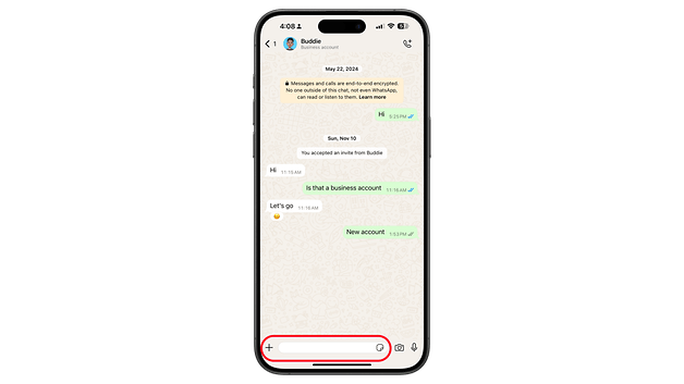 Uma tela de smartphone exibindo um chat do WhatsApp com uma conta comercial chamada 'Buddie' e mensagens trocadas.