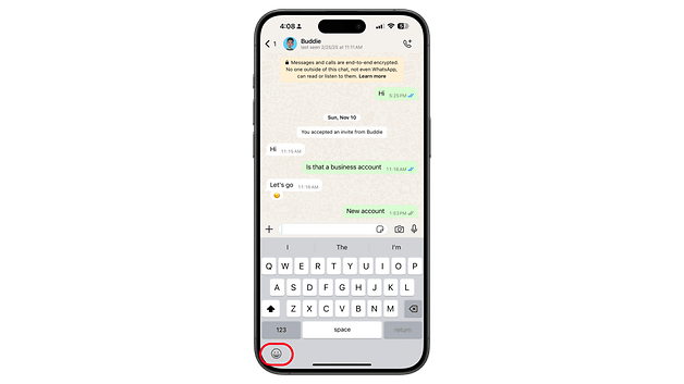 Um smartphone exibindo uma conversa do WhatsApp com mensagens sobre uma conta comercial.