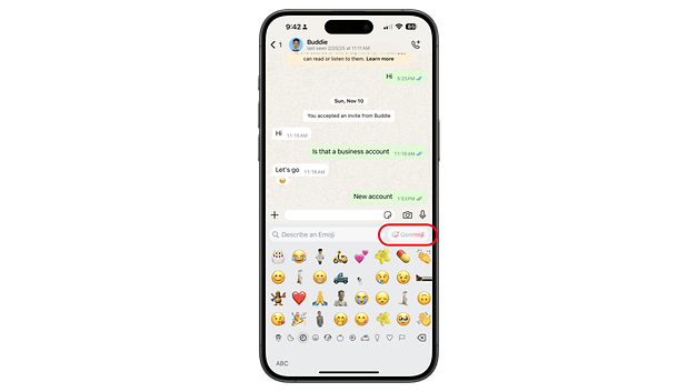 Um smartphone exibindo um chat do WhatsApp com opções de emoji na parte inferior.