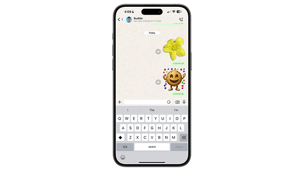 Um smartphone exibindo um aplicativo de mensagens com emojis e uma mensagem.