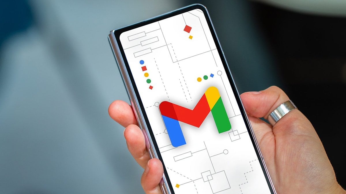 Une main tenant un smartphone affichant le logo Gmail sur un fond avec des formes géométriques.