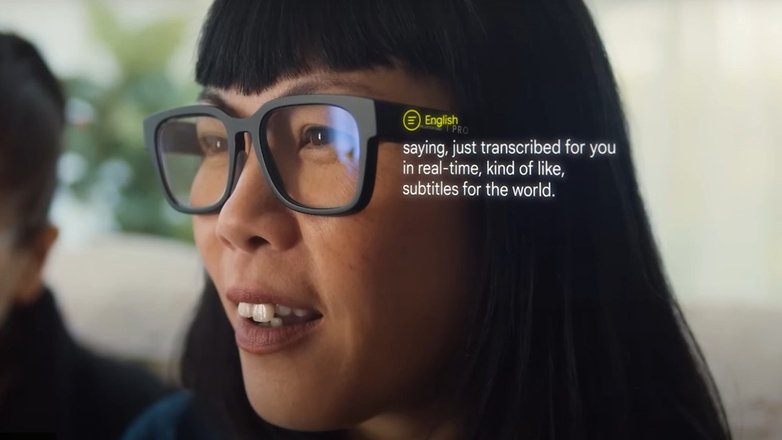 Google Glass, die eine AR-Transkription durchführt.