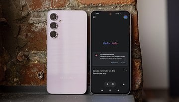 Samsung Galaxy A55 Smartphone mit pinker Rückseite und dunklem Bildschirm, der 'Hallo, Jade' anzeigt.