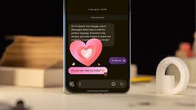 Un smartphone affichant une conversation dans Google Messages avec un message de salutation et des émojis de cœur.