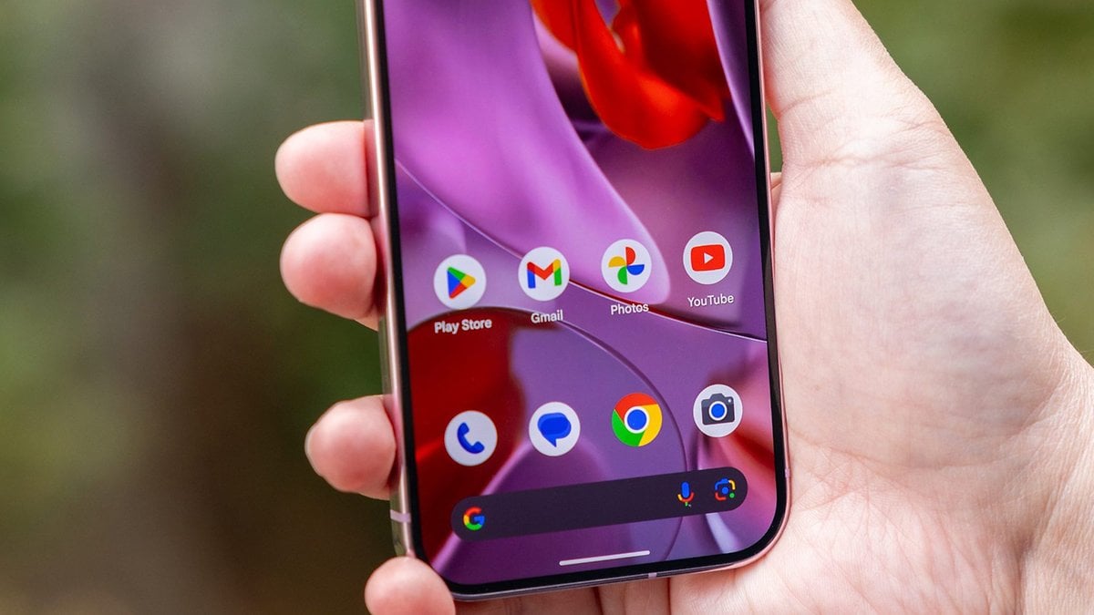 Une personne tenant un smartphone Google Pixel 9 affichant des icônes d'applications à l'écran.