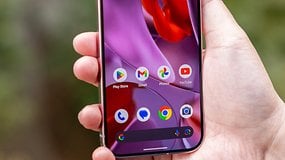 Eine Hand hält ein Google Pixel 9 Pro-Smartphone, das verschiedene App-Symbole anzeigt.