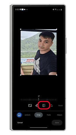 Seseorang yang mengambil selfie di hadapan pemandangan gunung, dengan pilihan penyuntingan yang dipaparkan pada skrin telefon pintar.