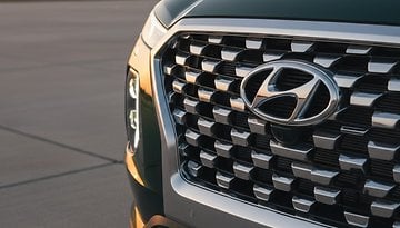 Front view of a 2020 Hyundai Palisade showcasing its grille and logo.