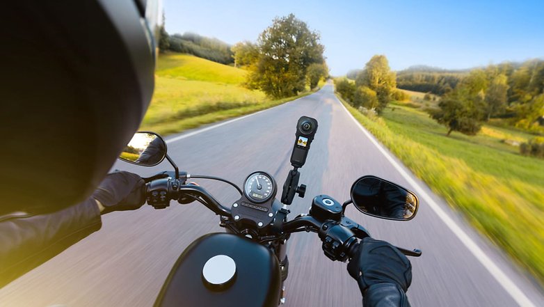 Insta360-Cam auf einem Motorradlenker montiert
