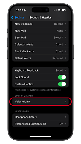 Menu des réglages sur un iPhone affichant les options Sons et Haptique, y compris la Limite de Volume.