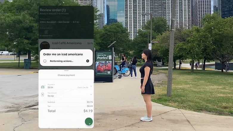 Screenshot einer automatisierten Bestellung, im Hintergrund steht eine Frau in einem Park