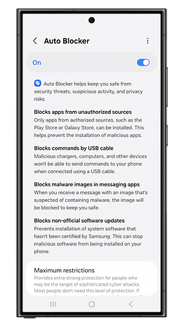 Tela de configurações do Samsung One UI 7 para Auto Blocker com várias opções de segurança.