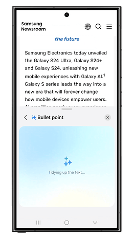 Sala de imprensa da Samsung exibindo um anúncio sobre a série Galaxy S24 e melhorias de IA.