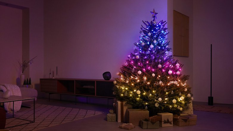 Mehrfarbie Lichterkette von Philips Hue an einem Weihnachtsbaum