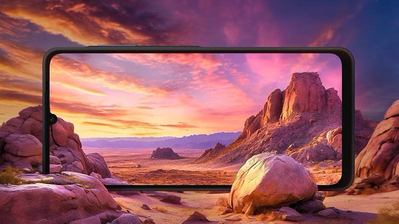 Ein Samsung Galaxy A06-Smartphone zeigt eine lebendige Sonnenuntergangslandschaft.