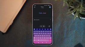 Un smartphone Samsung Galaxy A35 affichant un message disant 'Bonjour, Jade' avec une interface de clavier colorée.