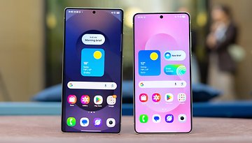 Dois smartphones Samsung Galaxy S25 Ultra lado a lado, exibindo o clima e ícones de aplicativos.
