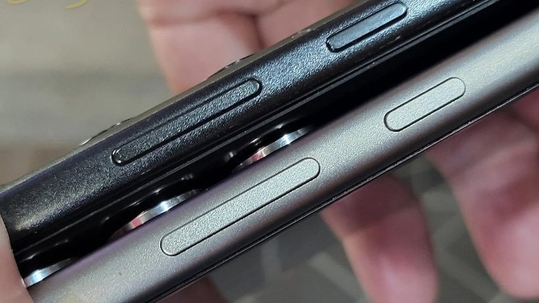 Le Galaxy S24 Ultra de Samsung est doté d'un nouveau cadre en titane et de boutons légèrement plus larges. / X/u/IceUniverse