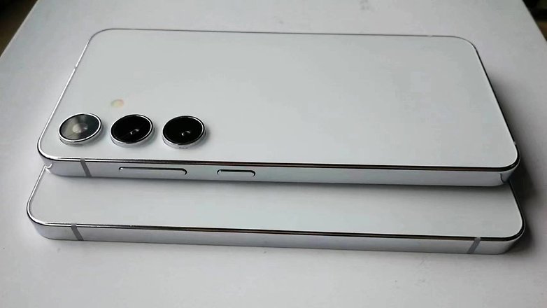 Le Galaxy S24 de Samsung conserve le design général du Galaxy S23, à l'exception du cadre plus plat / © X/u/SonnyDickson