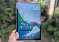 Samsung Galaxy Tab S10 FE LCD screen in outdoor