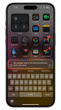 iPhone-skärm som visar en sökprompt för ChatGPT med frågan om avståndet mellan jorden och månen.