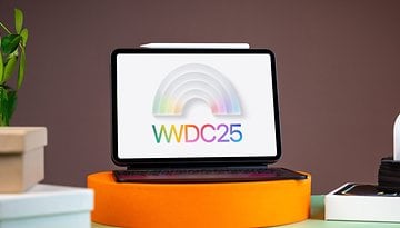 Um iPad Air M2 da Apple exibindo o logotipo WWDC 25 em uma mesa com itens decorativos.