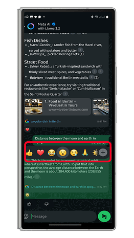 Chat do WhatsApp mostrando dicas de restaurantes, distância entre a Lua e a Terra, e menu de emojis.