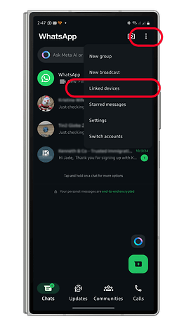 WhatsApp-Schnittstelle mit Chatliste und Menüoptionen, einschließlich 'Verbundene Geräte'.