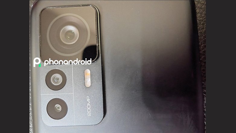 Geleaktes Bild des Xiaomi 12 T Pro mit Blick auf die Kamera-Sektion