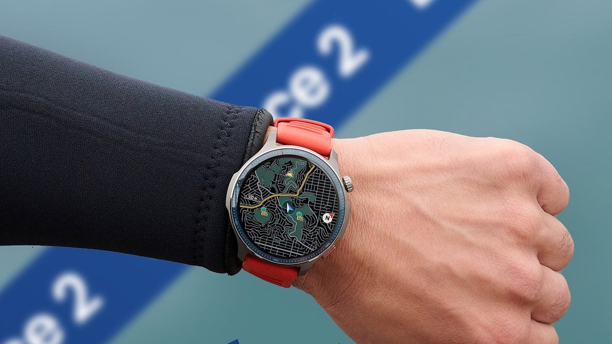 Une montre connectée avec un affichage de carte au poignet, montrant des fonctionnalités de suivi de fitness.