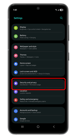 Android settings menu showing options for display, battery, security, and privacy.