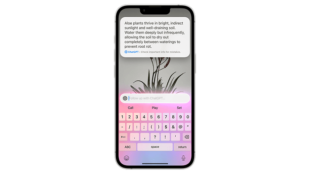 En närbild av en iPhone 16e som visar ett meddelande om att ta hand om aloe-växter med ett mjukt rosa tangentbord.