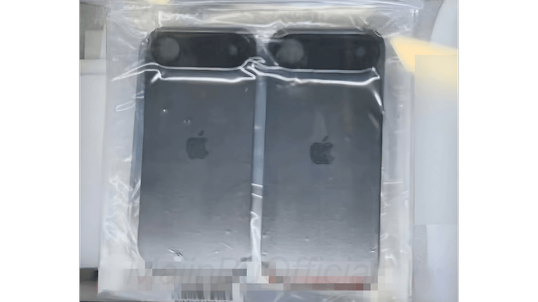 İki Apple iPhone 17 Air cihazı şəffaf plastikə qablaşdırılıb.