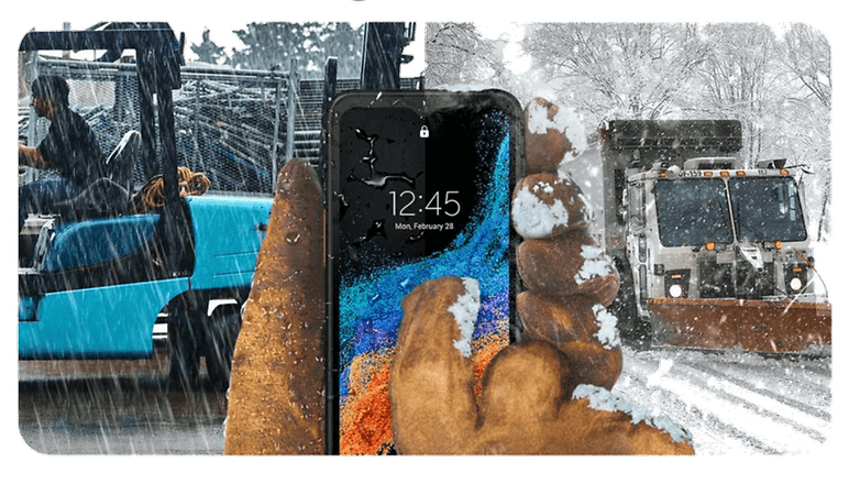 Samsungs neues XCover-Smartphone vor einer verschneiten Straße