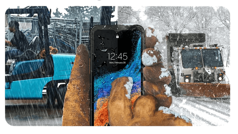 Samsungs neues XCover-Smartphone vor einer verschneiten Straße