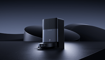 Eine elegante schwarze Multi-Reinigungsstation mit einem Roboterreiniger in einem minimalistischen Umfeld.