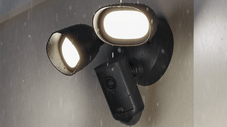 Ring-Flutlicht mit zwei Leuchten, die an einer Wand befestigt sind, zur Sicherheitsbeleuchtung im Freien.