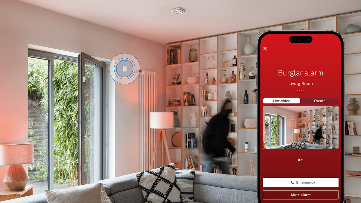 Une interface de sécurité domestique intelligente affichant une alerte d'alarme anti-intrusion dans un salon.