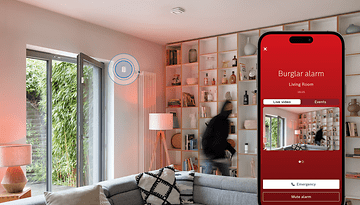 Eine Smart-Home-Sicherheitsoberfläche zeigt einen Alarm für Einbruch in einem Wohnzimmer.
