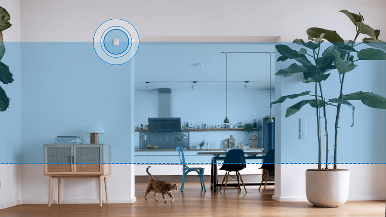 Ein modernes Wohnzimmer mit Bosch Smart Home-Technologie, in dem eine Katze läuft und Pflanzen im Vordergrund stehen. Ein modernes Wohnzimmer mit Bosch Smart Home-Technologie, in dem eine Katze läuft und Pflanzen im Vordergrund stehen.