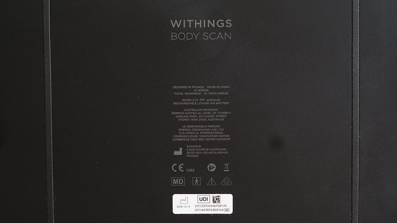 Rückseite des Withings Body Scan-Geräts mit Produktinformationen und Warnhinweisen. Rückseite des Withings Body Scan-Geräts mit Produktinformationen und Warnhinweisen.