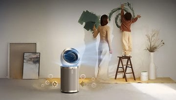 Eine Frau und ein Kind streichen eine Wand, mit einem Dreame AirPursue PM20 Luftreiniger im Vordergrund.