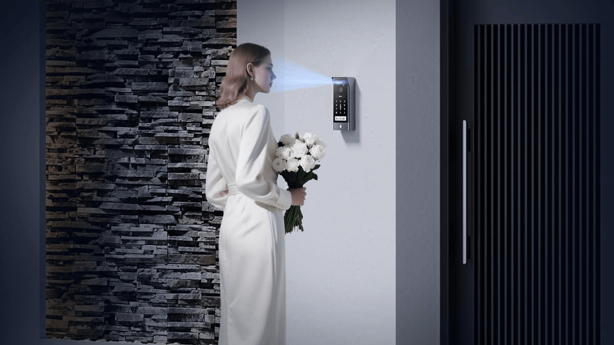 Une femme en robe blanche se tient près de l'appareil EZVIZ HP7 Pro, tenant un bouquet de fleurs.