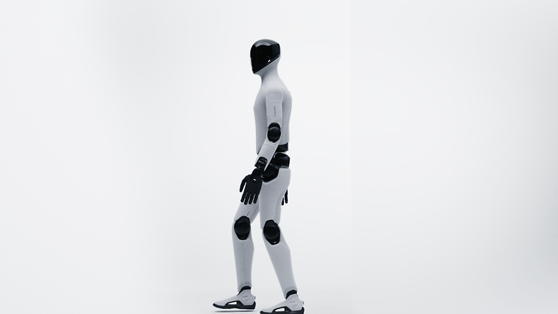 Ein humanoider Roboter mit schlankem Design, der vor einem weißen Hintergrund geht.