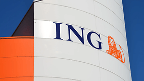 ING-Logo auf einem Firmnengebäude