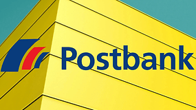 Postbank-Logo vor einem gelben Gebäude im Hintergrund