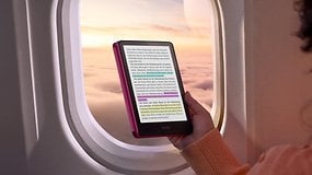 Amazon Kindle Basismodell in der Hand im Flugzeug