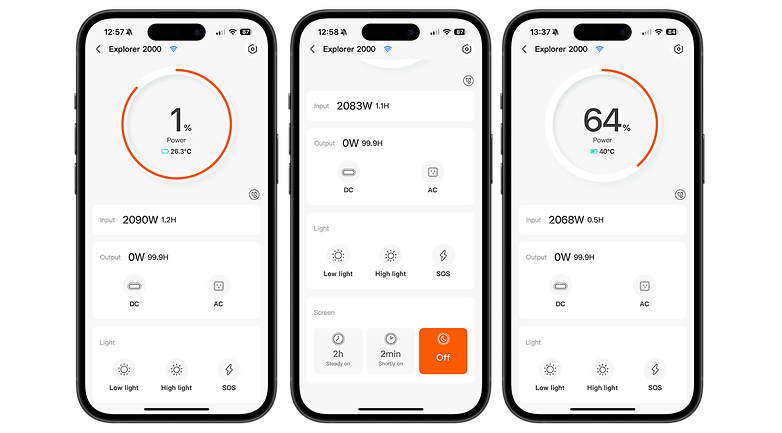 Drei Smartphones, die die Jackery Explorer 2000 v2-App mit Batterieständen und Leistungsdetails anzeigen.