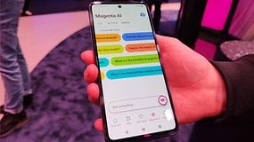 Eine Person hält ein Telekom KI-Phone, das die Benutzeroberfläche der Magenta AI-App zeigt.