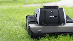 Ein robotischer Rasenmäher namens Lymow One auf grünem Gras.